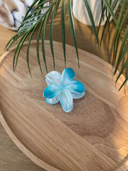 Pince à cheveux fleur bleue blanc